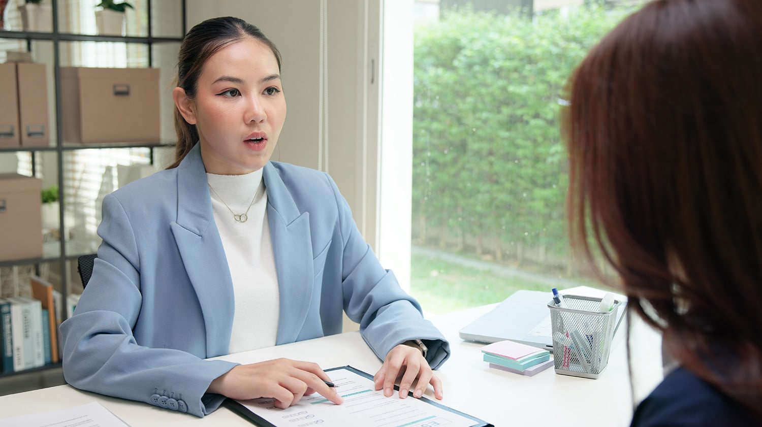 associate talking to vendor manager