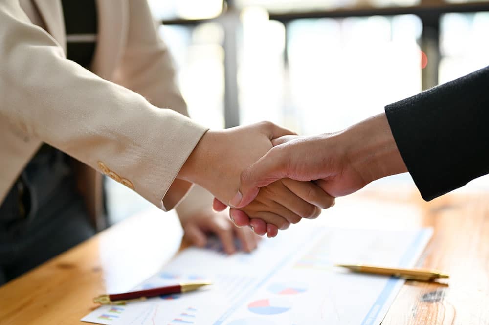 client and accountant handshake