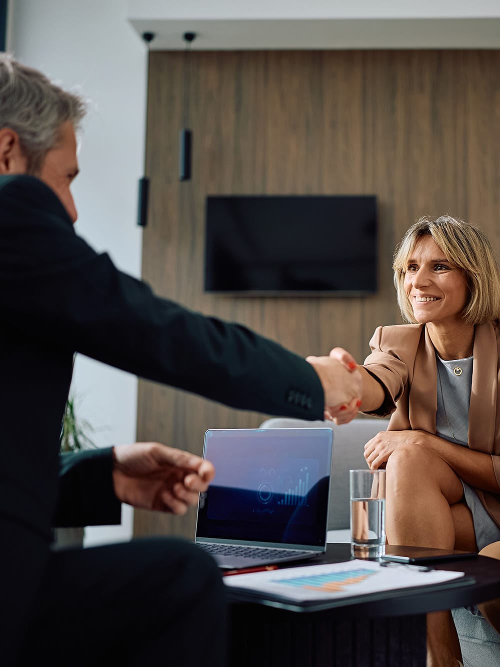 client shaking hands with insurance manager