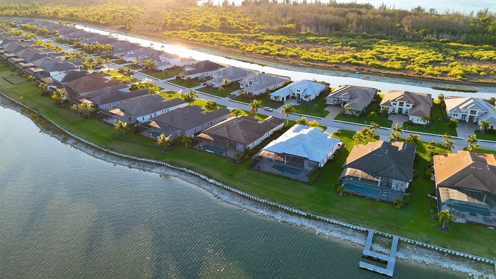 Beautiful Florida Lakeside Neighborhood