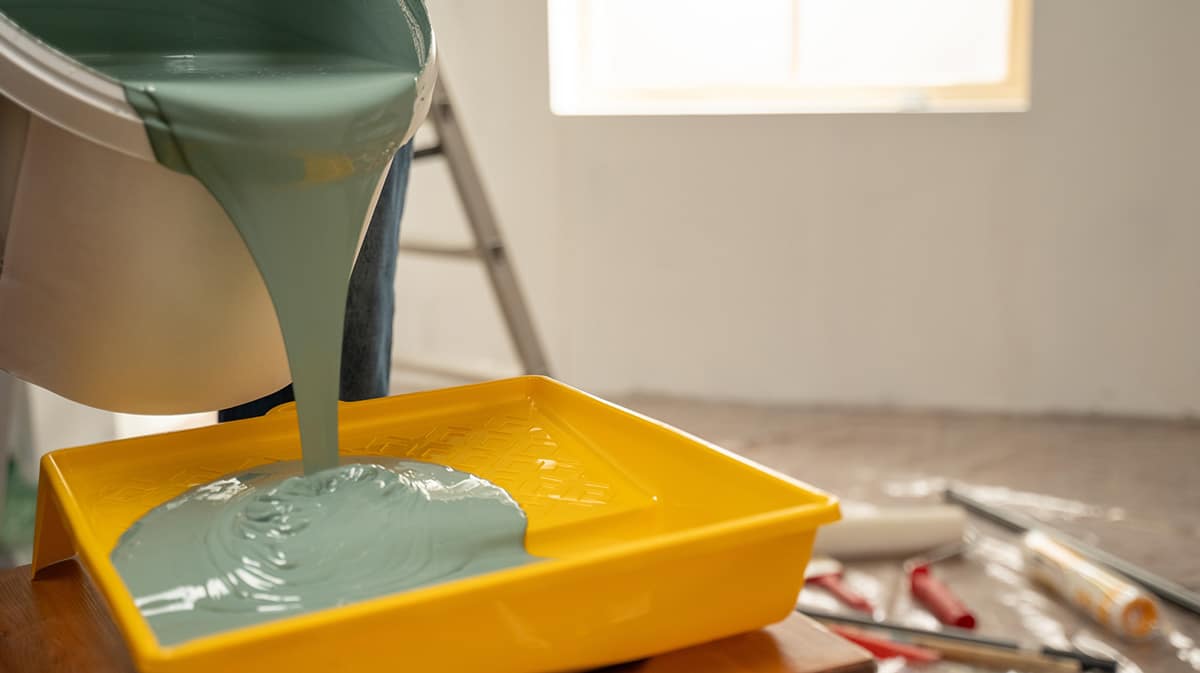 ppaint bucket pouring on plate