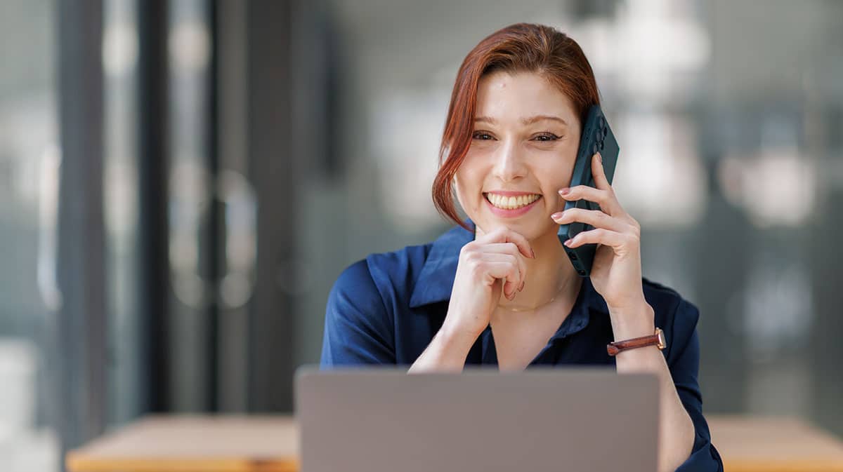 woman marketer talking to vendors